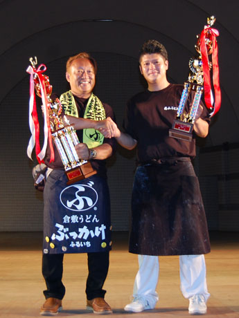 売上部門1位の「ぶっかけうどん」を提供した「倉敷うどん ぶっかけ ふるいち」（左）評価部門1位「ひもかわうどん」を提供した「花山うどん」（右）