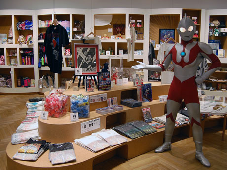 店内の様子。初日にはウルトラマンも来場