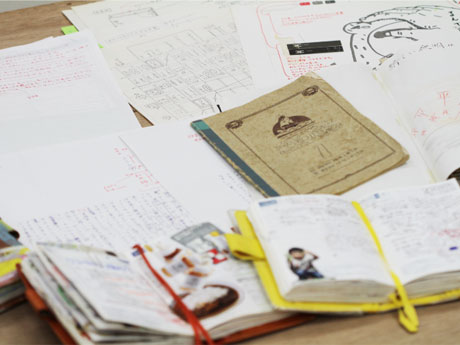 手書きの手帳やメモ、ノート、使われた「ほぼ日手帳」などを展示する