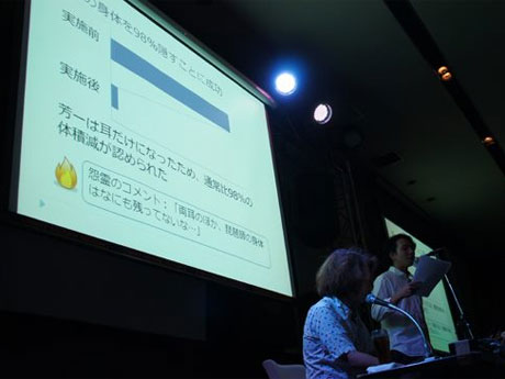 パワーポイントを使って怪談話を披露する。写真は昨年の様子