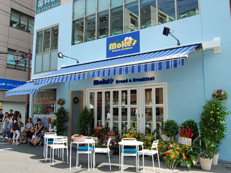水色を基調にする店舗外観