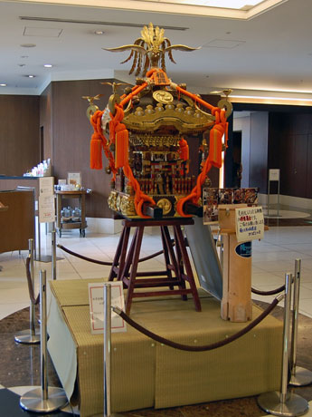 5階ロビーに展示している「復興みこし」