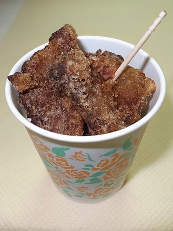 無料で振る舞われるするクジラの竜田揚げ
