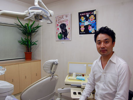 診療スペースにもアートを展示する。写真は平岡勇気院長