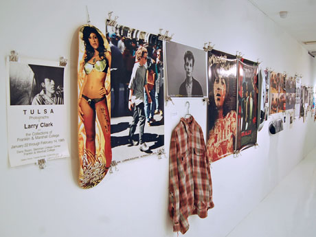 オリジナルポスターや自身のシャツなどクラークさんの私物も展示
