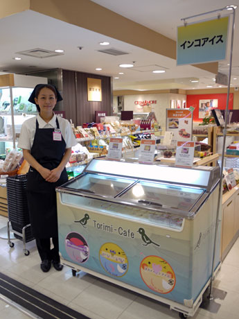 店頭には小鳥のデザインをあしらった販売ケースを置く