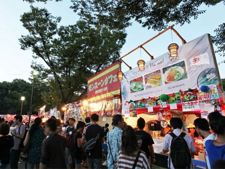 場内には飲食・物販・展示など約90のブースが出展予定。写真は昨年の様子