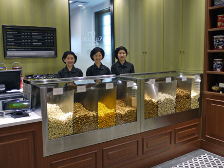 シアトル本店同様緑と黒を基調にした店内