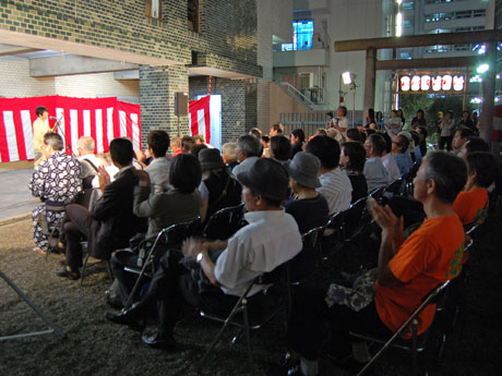 神社の境内で開かれたライブの様子