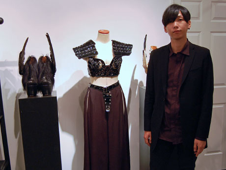 デザイナーの森川マサノリさんとレディー・ガガさんが着用した衣装