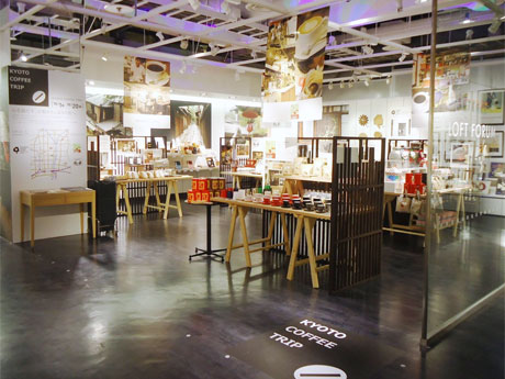 紹介する5店舗の豆やオリジナルグッズを展示・販売する場内