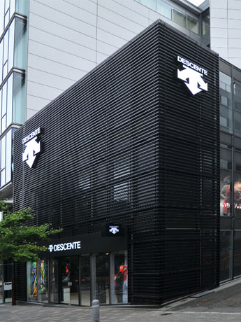 黒を基調にした店舗外観