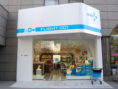明治通りに面した店舗外観