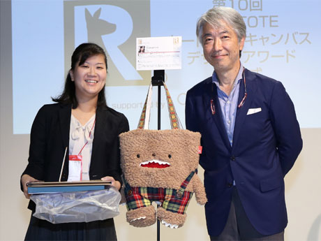 グランプリを受賞したきみさん（左）とスーパープランニング神谷敬久社長（右）
