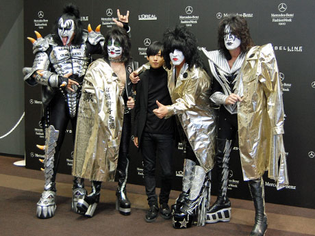 デザイナー森川マサノリさん（中央）とKISSのメンバー