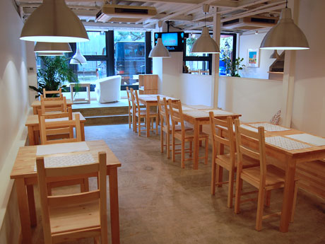 1階の無国籍カフェレストランの店内
