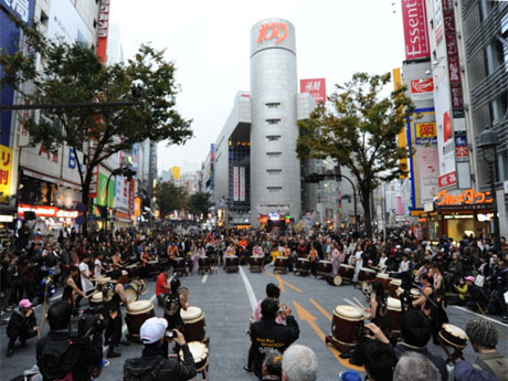 一部路上は歩行者天国にする。写真は昨年の様子
