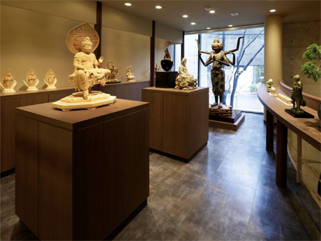 「仏像が最も美しく見える」演出を行う店内