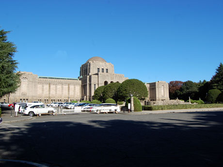 会場となる聖徳記念絵画館前