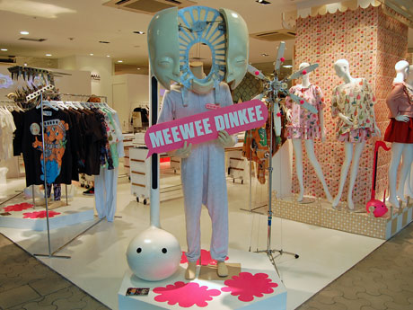 明和電機の「製品」と共に洋服をディスプレーする店頭