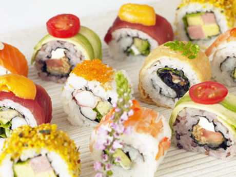一口サイズで提供する「SUSHI DELI MATSUE」のロールずし