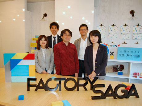 オフィスをデザインした馬場正尊さん（中央）とプロジェクトリーダーの金子暖さん（右から2番目）ら常勤する県職員