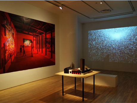 横尾忠則さんの美術館「豊島横尾館」の写真や建築模型を展示する一角