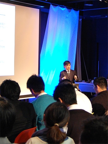 約120人の観客は瀧本さんの講演に熱心に耳を傾けた