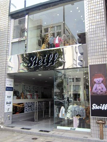 青山通り沿いに出店した店舗外観