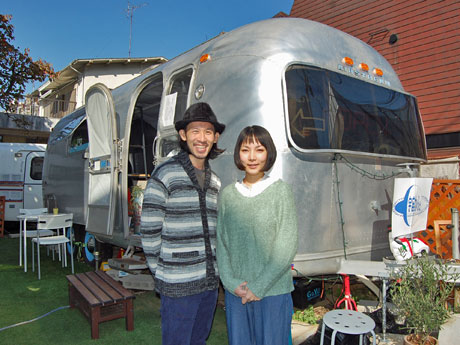 「宇宙好き」の（写真左から）田口智之さん・千恵さん夫婦が開業