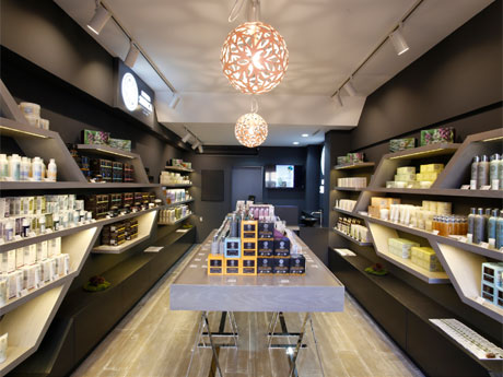 店内の様子。壁面の棚は木の枝ぶりを表現している