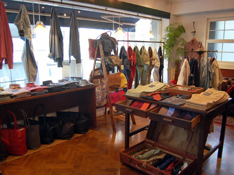 木目を基調にした店内