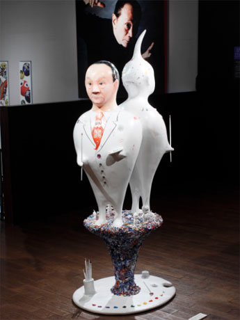 共にチューブとパレットを持つエイリアンと人間・岡本太郎の立体作品。写真提供：岡本太郎記念館