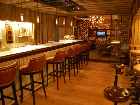 古材を使い「以前からあったような空間」に仕上げた店内