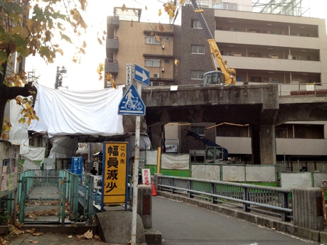 戦前まで高架駅として営業していた「並木橋駅」の痕跡