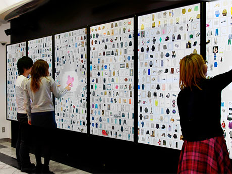 常時約1000枚の写真を表示する「P-WALL」