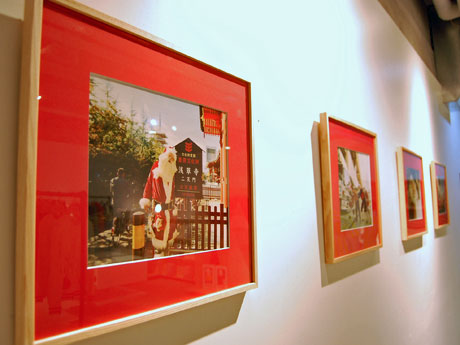 浅草寺を訪れたサンタを撮った写真も並ぶ