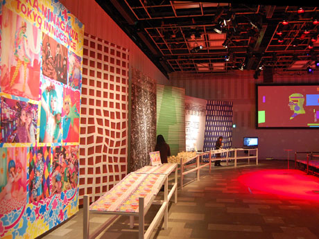 蜷川実花さんやヒロ杉山さんら6組の最新プロジェクトを紹介する場内