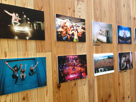 アオキさんの写真共有SNS「インスタグラム」の写真をパネルで展示