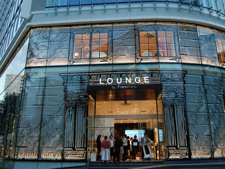 外苑前近くに出店しているコンセプトストア「LOUNGE by Francfranc」の外観