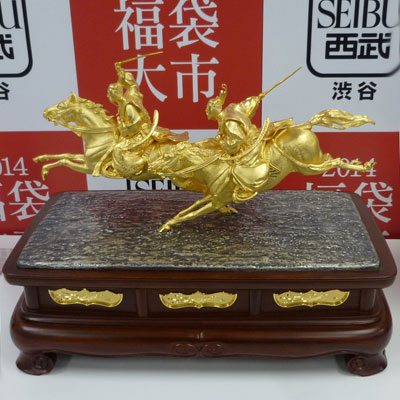 1億500円の純金製の馬の置物「手柄への道」（限定1個）