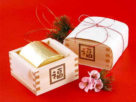 加賀金箔を張り、福枡に詰める「原宿招福金箔ロール」（2,951円）