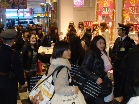 多くの人でにぎわう開店直後の店内