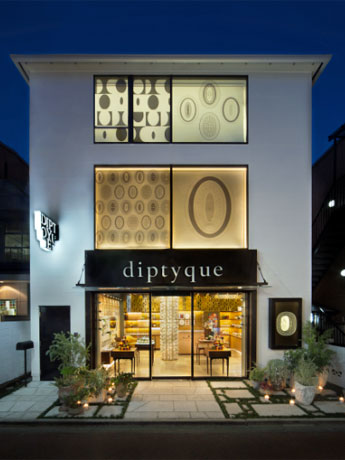 国内初の路面店となる青山店の外観。ショップは1階のみ