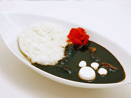 肉球を表現したマシュマロ入りの辛口カレー「黒執事ブラックカリー」（880円）