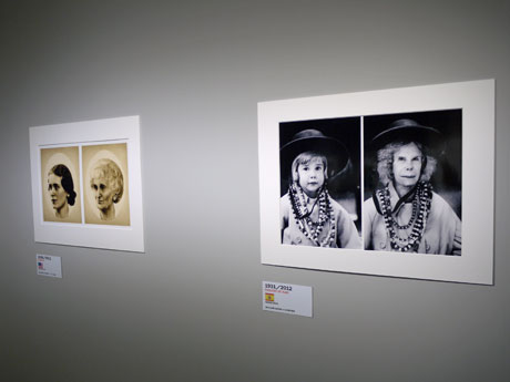 81年前の姿を再現して撮影した写真（右）などを展示する場内