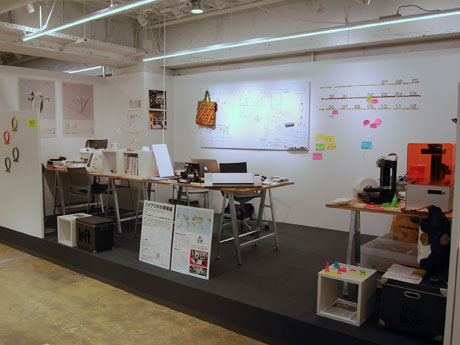 実験工房「ファブラボ渋谷」のアトリエスペースを再現した場内
