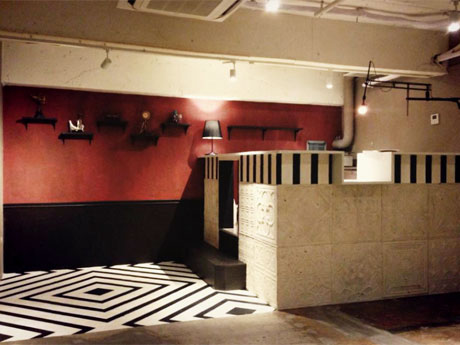 バーカウンターなどを備える店内