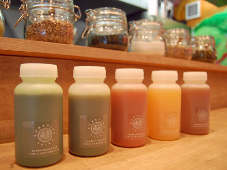 5種のコールドプレスジュースを用意する。写真はミニサイズ（250ミリ、480円〜680円）