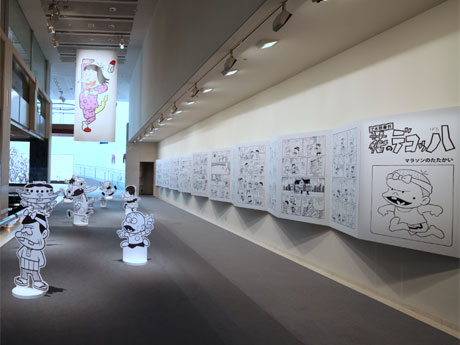 キャラクターパネルやB0サイズに出力した漫画などを展示する場内。撮影：市川勝弘